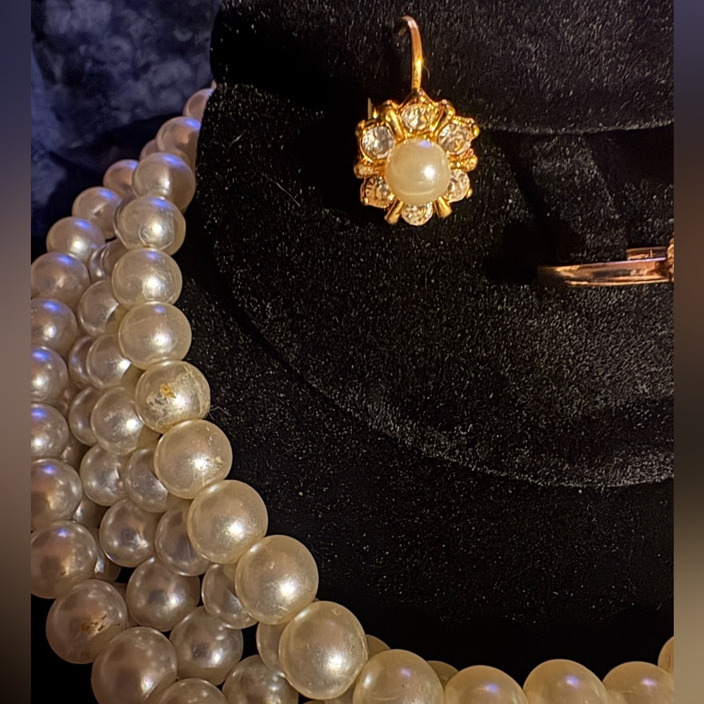 Elegant Pearl Jewelry Set - Picture 3 of 5